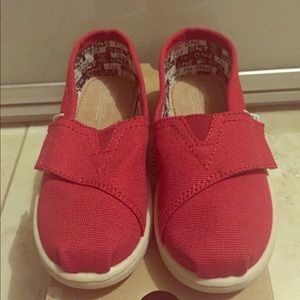 New!!! Red Toms size 9. Unisex